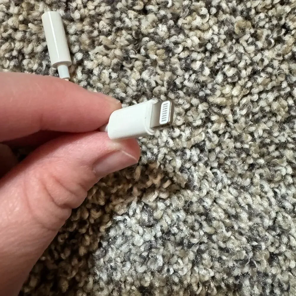 Apple - Headphone / iPad Charging Adapter - Lightning-to-3.5mm White EUC
